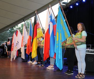 Wolontariusze z flagami - fot. luki
